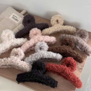 Détail de pinces à cheveux en fausse fourrure mouton sur bois aux couleurs d'automne