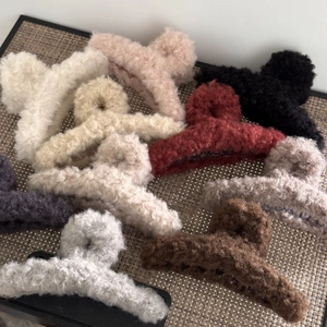 Pinces à cheveux en laine d'agneau douce de couleurs variées sur fond texturé