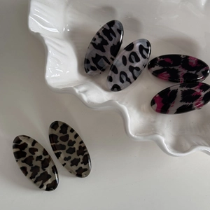 Lot de barrettes ovales motif léopard en acrylique gris, violet et marron élégant