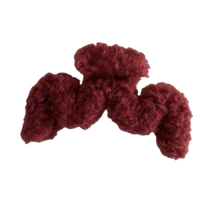Pinza per capelli in morbida lana d'agnello bordeaux con texture peluche elegante