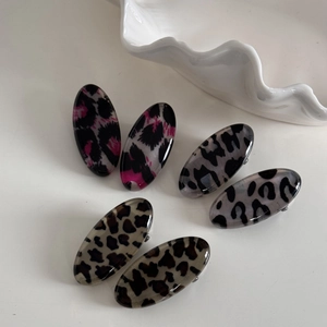 Lot de 6 barrettes ovales motif léopard en rose, gris et marron, finition brillante