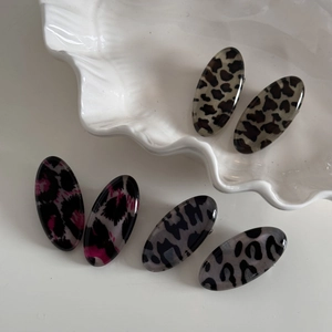 Lot de six pinces à cheveux ovales avec imprimé léopard en marron, rose et gris