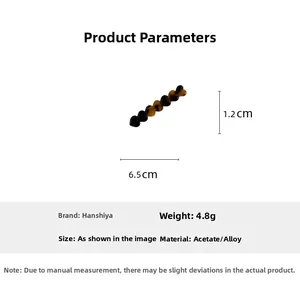 Vue détaillée d'une barrette en acétate avec cœurs en motif écaille et dimensions
