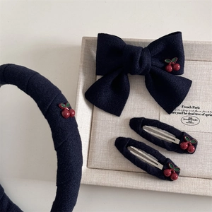 Set d'accessoires cheveux bleu marine avec petites cerises rouges et nœud en tissu élégant