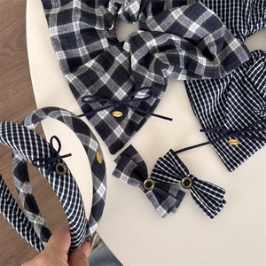 Dunkelblaues Karo-Haarschmuck-Set mit Stirnband, Scrunchie und Schleifen-Clips auf Weiß
