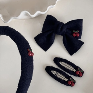 Détails d'accessoires de cheveux en tissu bleu foncé avec cerises 3D et pinces