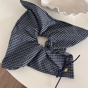 Detailansicht Haargummi Navy-Karo mit schwarzer Schleife und Goldanhänger Gravur