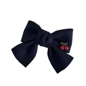 Barrette à cheveux avec nœud en laine bleu marine et une petite breloque cerise