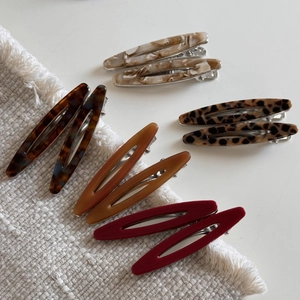 Détails des barrettes ovales évidées en acétate aux motifs marbre et léopard