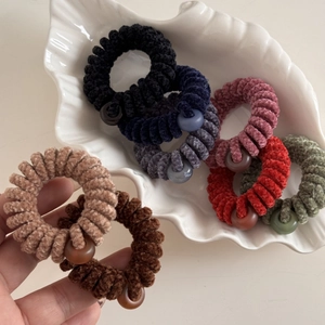 Dettaglio di elastici per capelli a filo di telefono in ciniglia velluto di otto colori