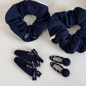 Ensemble de chouchous en tissu bleu marine avec lettres imprimées et barrettes assorties