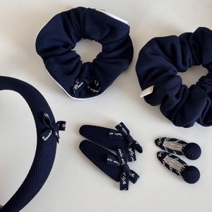 Lot d'accessoires cheveux bleu marine avec chouchous et bandeau ornés de nœuds lettrés