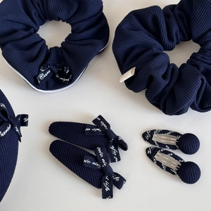 Chouchou en tissu bleu marine et pince à nœud avec rubans élégants imprimés de lettres