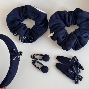 Détails de l'ensemble d'accessoires cheveux en tissu côtelé bleu marine avec barrettes