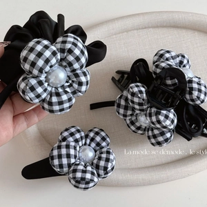 Vintage Black White Plaid Fabric Flower Hair Clip Scrunchie Hair Claw With Faux Artificial Pearl Elegant Hair Accessories For Women