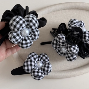 Elegant black and white checkered flower hair clip set with white pearls and shark clip style