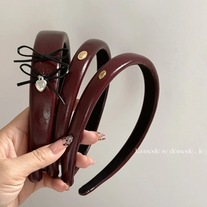Burgundy Faux Leather Bow Headband For Women Vintage Elegant Hairband With Heart Pendant Metal Label Sweet Hair Accessory