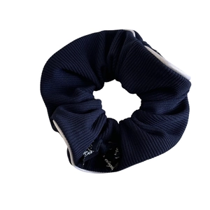 Chouchou élégant en tissu bleu marine avec imprimé de lettres et texture rayée