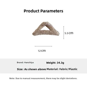 Détail de la pince à cheveux en feutre abricot avec dimensions 12cm x 5,5cm sur blanc