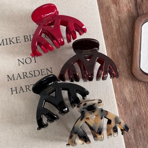 Lot de quatre pinces à cheveux en acétate fait main en rouge, marron, noir et écaille