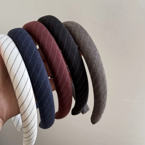 Lot de cinq serre-têtes rembourrés en tissu rayé en noir, gris, blanc, bleu marine et bordeaux