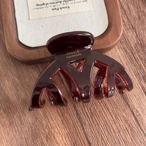 Détail du logo doré France Handmade à l'intérieur de la pince à cheveux en acétate