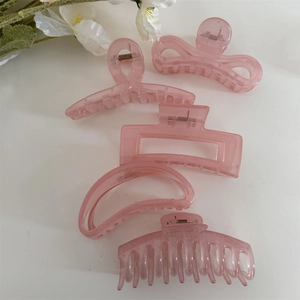 Lot de cinq pinces à cheveux rose translucide en résine avec ressort métallique