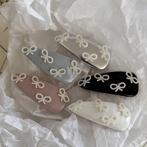 Dettaglio del set di 5 fermagli per capelli in pelle con fiocchi di perle colorate