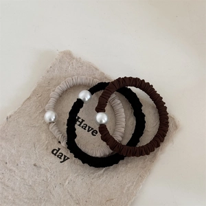 Dreiteiliges Set aus plissierten Stoffhaargummis mit Kunstperlen in Beige, Schwarz und Braun