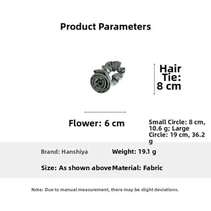 Vue détaillée d'un chouchou fleur en satin gris montrant les dimensions et détails