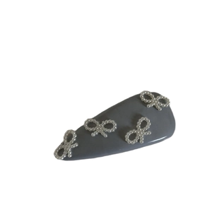 Fermaglio per capelli a goccia grigio opaco con quattro delicati fiocchi di perle