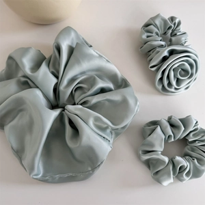 Lot de trois chouchous élégants en satin de soie vert sauge avec textures plissées variées