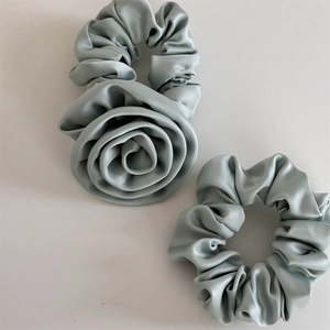Ensemble chouchou en satin bleu clair avec une grande fleur de rose en soie faite main