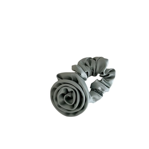 Chouchou élégant en satin vert sauge avec une grande fleur de rose 3D en soie douce