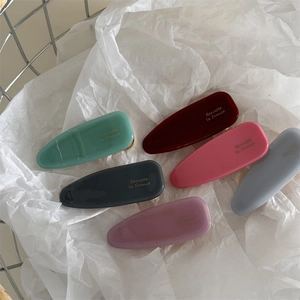 Lot de six barrettes colorées en acétate en forme de goutte avec étiquette dorée