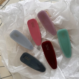 Détail des barrettes en acétate de différentes couleurs avec inscription dorée élégante