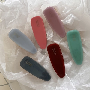 Barrettes en acétate en six couleurs Morandi avec lettrage doré sur papier froissé