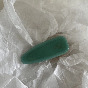 Vue détaillée de la barrette mate vert foncé avec texte doré Barrette de France