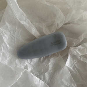 Détail de la barrette grise mate en acétate avec inscription dorée Barrette La France