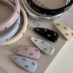 Ensemble serre-tête et barrettes en cuir avec nœuds argentés en tons pastels
