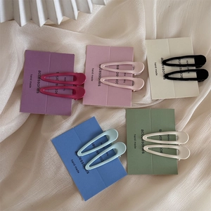 Cinque paia di fermagli per capelli opachi a goccia in rosa, blu e bianco su card
