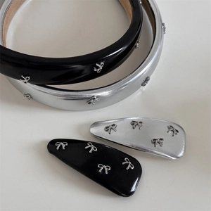 Lot d'accessoires cheveux avec nœuds argentés, serre-têtes et barrettes noir et argent