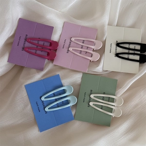 Set di fermagli per capelli a goccia color pastello su schede su tessuto di seta