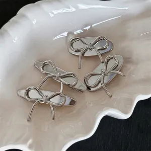 Pince à Cheveux Nœud Minimaliste en Métal Bec de Canard Pince Latérale de Frange Épingle à Cheveux Polie Argent Accessoires Élégants Femmes