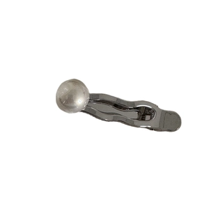 Barrette élégante en métal argenté avec détail perle minimaliste sur fond blanc
