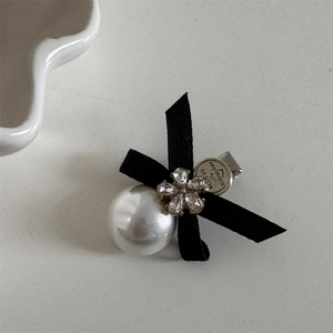 Detail der Barock-Haarspange mit Perle, Kristallblume und gravierter Metallscheibe