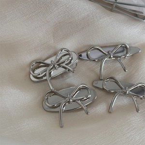 Barrettes à cheveux minimalistes en métal argenté avec nœuds sur tissu de soie élégant