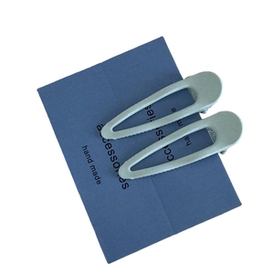 Set di due fermagli per capelli a goccia verde menta opaco su carta di presentazione