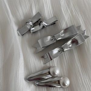 Set de barrettes argentées avec nœuds en similicuir métallisé et perles pour femmes