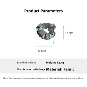 Détail d'un chouchou en satin gris-vert de 12cm avec perles et dimensions précises